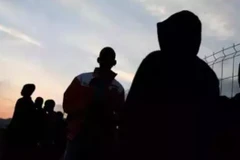 14 thành viên của lực lượng an ninh và 6 người di cư đã bị thương khi đụng độ xảy ra tại thị trấn biên giới Fnideq của Maroc. (Nguồn: Reuters)