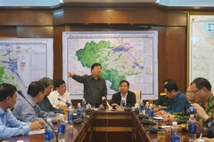 Phó Thủ tướng Trịnh Đình Dũng chủ trì cuộc họp chỉ huy công tác phòng, chống cơn bão số 9 tại Sở chỉ huy tiền phương. (Ảnh: Quốc Dũng/TTXVN) 