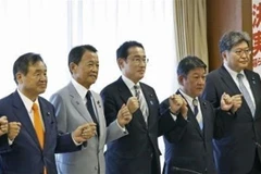 Thủ tướng Nhật Bản Fumio Kishida (thứ 3 trái) chụp ảnh cùng ban lãnh đạo Đảng Dân chủ Tự do tại Tokyo, ngày 10/8/2022. (Ảnh: Kyodo/TTXVN) 