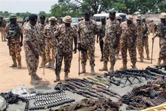 Binh sỹ kiểm tra số vũ khí đạn dược thu giữ từ phiến quân Boko Haram trong chiến dịch quân sự tại Goniri, bang Yobe, Đông Bắc Nigeria. (Nguồn: AFP/TTXVN) 