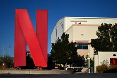 Biểu tượng của Công ty dịch vụ truyền hình trực tuyến Netflix tại studios ở Albuquerque, New Mexico, Mỹ. (Ảnh: AFP/TTXVN)