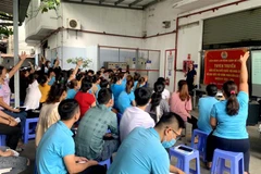 Liên đoàn Lao động quận Gò Vấp tổ chức truyền thông lồng ghép với cuộc thi trắc nghiệm trả lời câu hỏi liên quan đến bầu cử cho công nhân lao động tại Công ty trách nhiệm hữu hạn Sơn Kha. (Ảnh: Thanh Vũ/TTXVN) 
