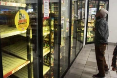 Một người đàn ông tìm đồ uống trên các kệ hàng trống trơn ở Monterrey, bang Nuevo León, Mexico. (Nguồn: AFP/Getty Images) 