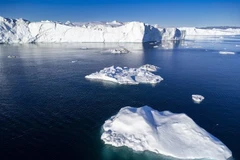 Băng trôi trên Vịnh Disko ở Ilulissat, Greenland, ngày 30/6/2022. (Ảnh: AFP/TTXVN)