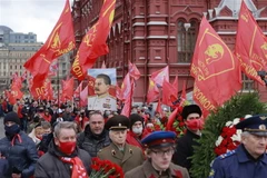 Đoàn người tham gia kỷ niệm 103 năm Cách mạng Tháng Mười Nga tại Moskva. (Ảnh: Trần Hiếu/TTXVN)