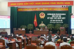 Các đại biểu Hội đồng Nhân dân tỉnh Phú Yên biểu quyết miễn nhiệm Chủ tịch Ủy ban Nhân dân tỉnh. (Ảnh: Xuân Triệu/TTXVN)