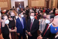 Ông Nguyễn Văn Nên, Ủy viên Bộ Chính trị, Bí thư Thành ủy Thành phố Hồ Chí Minh (giữa) trao đổi với thành viên Lãnh sự đoàn. (Ảnh: Xuân Khu/TTXVN) 