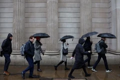 Người lao động di chuyển trong giờ cao điểm ở London, Anh ngày 8/2/2024. (Ảnh: Reuters/TTXVN)