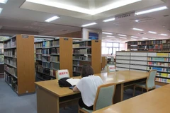 Sinh viên đang học trong thư viện tại Đại học công lập tỉnh Nagasaki. (Ảnh: Đào Thanh Tùng/TTXVN)