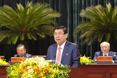 Ông Nguyễn Thành Phong, Phó Bí thư Thành ủy, Chủ tịch Ủy ban Nhân dân Thành phố Hồ Chí Minh, báo cáo những vấn đề quan trọng trọng việc thực hiện các mục tiêu tổng quát và các chỉ tiêu thực hiện ở nhiệm kỳ 2020-2025. (Ảnh: Thanh Vũ/TTXVN) 