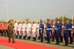Phó Thủ tướng, Bộ trưởng Bộ Quốc phòng Campuchia Samdech Tea Banh duyệt đội quân nhạc tại buổi lễ. (Ảnh: Hoàng Minh/TTXVN)