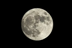 Trăng xanh trên bầu trời Hà Nội, tối 30/8/2023. (Ảnh: Phạm Tuấn Anh/TTXVN)