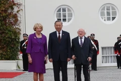 Tổng thống Ireland Michael D. Higgins và Phu nhân đón Tổng Bí thư, Chủ tịch nước Tô Lâm. (Ảnh: Trí Dũng/TTXVN)