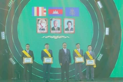 Phó Thủ tướng Campuchia Tea Seiha trao Huân chương Monisaraphon cao quý hạng Moha Sereyvath của Hoàng gia Campuchia cho công ty Metfone và 3 cá nhân thuộc Tập đoàn Viettel và Công ty Metfone. (Ảnh: Huỳnh Thảo/TTXVN)