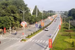Nhịp sống của người dân thành phố Vĩnh Yên dần trở lại trạng thái bình thường mới trong ngày 19/5. (Ảnh: Hoàng Hùng/TTXVN) 