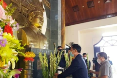 Lãnh đạo tỉnh Quảng Trị dâng hoa, dâng hương tại Khu lưu niệm Tổng Bí thư Lê Duẩn ở thôn Hậu Kiên, xã Triệu Thành, huyện Triệu Phong, tỉnh Quảng Trị. (Ảnh: Nguyên Lý/TTXVN) 