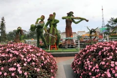 Các tiểu cảnh rất độc đáo kết bằng cây cỏ và hoa vô cùng độc đáo tại Festival Hoa Đà Lạt 2022. (Ảnh: Chu Quốc Hùng/TTXVN)