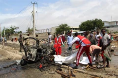 Nhân viên y tế Somalia chuyển thi thể nạn nhân tại hiện trường vụ đánh bom liều chết ở thủ đô Mogadishu, ngày 10/7/2021. (Ảnh: AFP/TTXVN) 