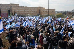 Dòng người biểu tình tiến về tòa nhà Quốc hội Israel hôm 13/2. (Ảnh: Vũ Hội/TTXVN)