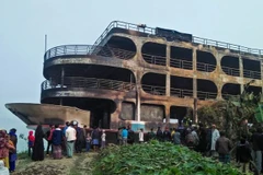 Cảnh sát địa phương bước đầu xác nhận trên phà chở khoảng 500 người tại thời điểm xảy ra hỏa hoạn. (Nguồn: AFP) 