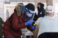 Nhân viên y tế tiêm vaccine ngừa COVID-19 cho người dân tại Toronto, Canada. (Ảnh: THX/TTXVN) 