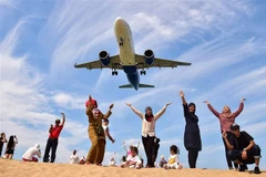Khách du lịch tại Phuket, Thái Lan ngày 13/2/2023. (Ảnh: AFP/TTXVN)
