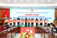 Chuyển giao số tiền 20,180 tỷ để hỗ trợ mua 1.009 tủ lạnh bảo quản vaccine COVID-19. (Ảnh: TTXVN phát) 