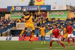 Một pha tranh chấp bóng của cầu thủ Thanh Hóa và Hồng Lĩnh Hà Tĩnh trên sân Thanh Hóa. (Ảnh: Trịnh Duy Hưng/TTXVN) 