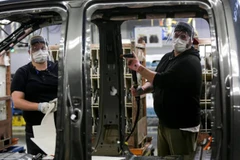 Sản xuất ôtô trong một nhà máy. (Nguồn: cnbc.com) 