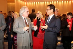 Thứ trưởng Bộ Ngoại giao Argentina Tettamanti chúc mừng Đại sứ Dương Quốc Thanh nhân dịp Quốc khánh Việt Nam. (Ảnh: Hoài Nam/TTXVN) 