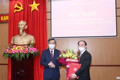 Ông Nguyễn Đăng Bình (bên phải) giữ chức Chủ tịch Ủy ban Nhân dân tỉnh Bắc Kạn. (Ảnh: Vũ Hoàng Giang/TTXVN) 