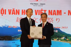 Ông Ono Masuo, Tổng Lãnh sự Nhật Bản tại Thành phố Hồ Chí Minh tặng quà lưu niệm ông Đặng Minh Thông, Phó Chủ tịch Ủy ban Nhân dân tỉnh Bà Rịa-Vũng Tàu. (Ảnh: Đoàn Mạnh Dương/TTXVN)