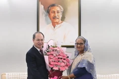 Đại sứ Việt Nam tại Bangladesh Nguyễn Mạnh Cường tặng hoa chúc mừng Thủ tướng Sheikh Hasina. (Ảnh: TTXVN phát)