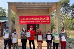 Trao nhà Đại đoàn kết cho người nghèo vùng biên tại Bình Phước. (Ảnh: TTXVN phát) 