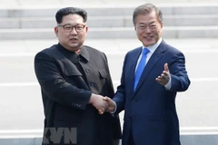 Tổng thống Hàn Quốc Moon Jae-in (phải) và Nhà lãnh đạo Triều Tiên Kim Jong-un bắt tay hữu nghị tại làng đình chiến Panmunjom. (Nguồn: EPA-EFE/TTXVN) 