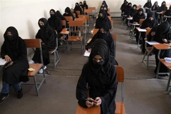 Nữ sinh tham gia kỳ thi tuyển sinh đại học ở Kabul, Afghanistan ngày 13/10/2022. (Ảnh: AFP/TTXVN) 