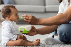 Trẻ sơ sinh và trẻ nhỏ là những đối tượng dễ bị tổn hại về sức khỏe khi tiêu thụ thực phẩm có chứa dư lượng thuốc trừ sâu nông nghiệp. (Nguồn: EWG)