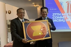 Đại sứ Malaysia Nur Azman Abdul Rahim (trái) chuyển giao chức Chủ tịch luân phiên ACBA cho Đại sứ Việt Nam Dương Quốc Thanh. (Ảnh: TTXVN phát) 