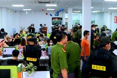 Công an khám xét trụ sở công ty có hoạt động lừa đảo. (Ảnh: TTXVN phát) 