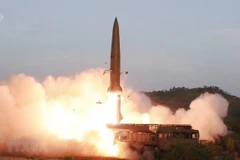 Mẫu tên lửa đạn đạo xuyên lục địa (ICBM) mới của Triều Tiên được giới thiệu trong cuộc duyệt binh kỷ niệm 75 năm thành lập đảng Lao động Triều Tiên tại Bình Nhưỡng ngày 10/10/2020. (Ảnh: Yonhap/TTXVN) 