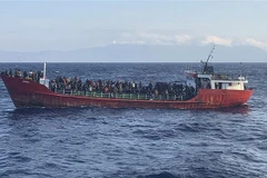 Tàu của Lực lượng Bảo vệ Bờ biển Hellenic giải cứu người di cư ngoài khơi đảo Crete, Hy Lạp, ngày 29/10/2021. (Ảnh: AFP/TTXVN) 