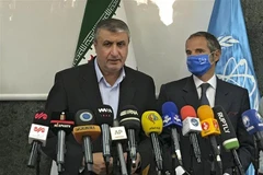 Giám đốc Cơ quan năng lượng nguyên tử Iran (AEOI) Mohammad Eslami và Tổng giám đốc IAEA Rafael Grossi (phải) tại cuộc họp báo chung sau cuộc gặp ở Tehran, ngày 12/9/2021. (Ảnh: AFP/TTXVN) 