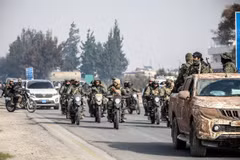 Các tay súng nổi dậy tiến vào thành phố Homs ở Syria, ngày 6/12/2024. (Ảnh: AA/TTXVN)