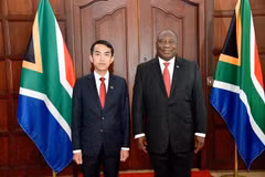 Đại sứ Việt Nam tại Nam Phi Hoàng Sỹ Cường và Tổng thống Nam Phi Cyril Ramaphosa tại lễ trình Quốc thư. (Ảnh: TTXVN phát)