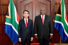 Đại sứ Việt Nam tại Nam Phi Hoàng Sỹ Cường và Tổng thống Nam Phi Cyril Ramaphosa tại lễ trình Quốc thư. (Ảnh: TTXVN phát)