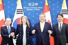 (Từ trái sang) Bộ trưởng Đổi mới, Khoa học và Công nghiệp Canada Francois-Philippe Champagne, Bộ trưởng Ngoại giao Canada Melanie Joly, Bộ trưởng Ngoại giao Hàn Quốc Park Jin và Bộ trưởng Thương mại Hàn Quốc Ahn Duk-geun tại cuộc đối thoại ở Seoul ngày 16
