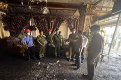 Phó Thủ tướng Vũ Đức Đam đến kiểm tra hiện trường vụ cháy. (Ảnh: Huyền Trang/TTXVN) 