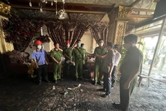 Phó Thủ tướng Vũ Đức Đam đến kiểm tra hiện trường vụ cháy. (Ảnh: Huyền Trang/TTXVN) 