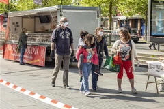 Người dân mua sắm tại chợ đường phố ở Armentieres, Pháp ngày 17/4/2020. (Nguồn: THX/TTXVN) 