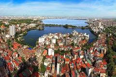 Hồ Trúc Bạch và Hồ Tây mang vẻ đẹp riêng "hồ trong phố" - đặc trưng của Thủ đô Hà Nội, được ôm trọn trong không gian kiến trúc của thành phố. (Ảnh: Trọng Đạt/TTXVN)